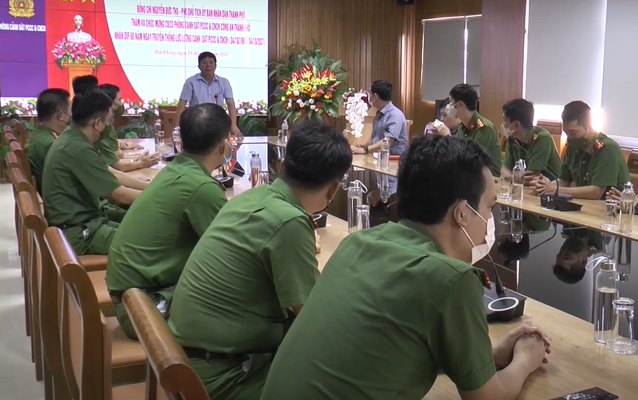Phó Chủ tịch UBND thành phố Nguyễn Đức Thọ thăm, chúc mừng Phòng Cảnh sát PCCC và CNCH